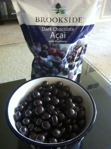 Dark Chocolate covered acai berries. So good! Wish I had some right now... Deer Droppings, Acai Benefits, Chocolate Covered Blueberries, I Love Chocolate, Acai Berry, Delicious Healthy Recipes, Yummy Snacks, Chocolate Covered, Blueberries