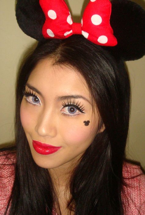 Halloween Makeup Ideas: Minnie Mouse Makeup Look Minnie Mouse Makeup, Mouse Make Up, Mouse Makeup, Halloween Make-up Looks, Makeup Sephora, Minnie Mouse Costume, Day Makeup Looks, Halloween Beauty, Halloween Makeup Ideas