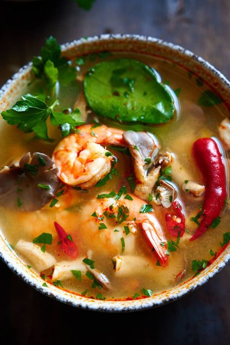 Tum Yum Soup, Thai Hot And Sour Soup, Tom Yum Soup Recipe, Craving Tasty, Tom Yum Goong, Seafood Soup Recipes, Asian Soup Recipes, Thai Soup, Tom Yum Soup