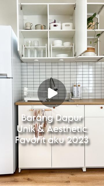 @kellyshirouchi on Instagram: "Rekomendasi barang unik dan aesthetic yang bikin dapur lebih rapih , favorit aku sepanjang 2023. Kira2 2024 bakalan ada barang apa lagi yaa, kayak ga ada habisnya 😍 Ambalan bawah bak cuci piring, link bio no383 Storage box putih, link bio no384 Rak panci besi ,link bio no 359 Sendok set, link bio no362 Cling wrap disepnser link bio no605 Tempat mie, link bio no555 Toples kerupuk, link bio no556 Tempat beras, link bio no577." Dapur Aesthetic Simple, Ga Ada, Cling Wrap, Kitchen Sets, Storage Box, Kitchens, Home Kitchens, Square, On Instagram