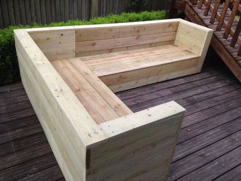 Outdoor Wood Table, Pallet Lounge, Pallet Garden Furniture, Diy Outdoor Table, Pallet Patio, Wood Tables, Outdoor Furniture Plans, Outdoor Couch, Diy Garden Furniture