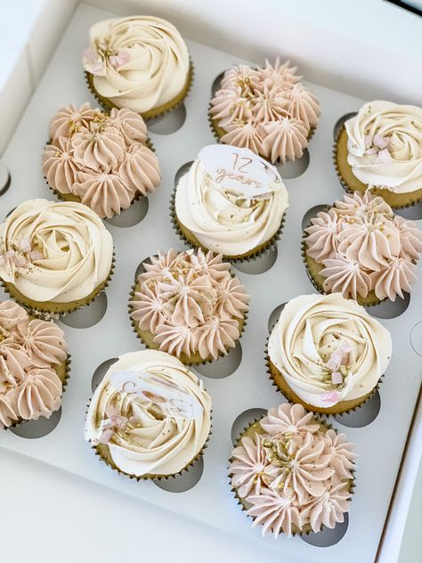 Bridal Shower Cupcakes Rose Gold, Elegant Graduation Cupcakes, Boho Cupcakes Ideas, Boho Floral Cupcakes, Neutral Birthday Party Themes For Women, Earth Tone Cupcakes, Neutral Cupcakes Color Palettes, Boho Baby Shower Cupcakes Girl, Boho Bridal Shower Cupcakes