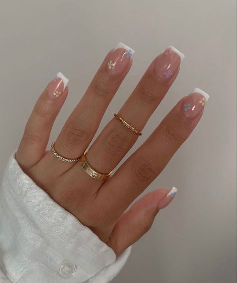 Flowers And French Tip Nails, Summer French Tips Short, Summer Gel Nails Ideas Short French Tip, Mom Nails Acrylic, Senior Nails Ideas 2024, Cute Simple Nail Designs Acrylics, Spring Nail Sets Short, Square French Tip Nails With Design, Short Acrylic Nails Square Spring