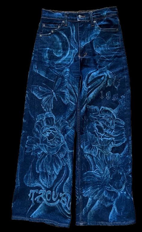 Jean Pants Design, Cool Jeans Design, Upcycling Jeans Ideas, Drawn On Jeans, Bleaching Jeans, Art On Jeans, Jeans With Designs, Custom Denim Jeans, Bleaching Clothes