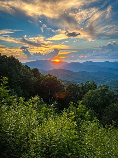 Blue Ridge Mountains Virginia, Mountain Summer, North Carolina Vacations, Banner Elk, Happy Navratri Images, Vision Quest, Nc Mountains, Mountain Vacations, Mountain Sunset