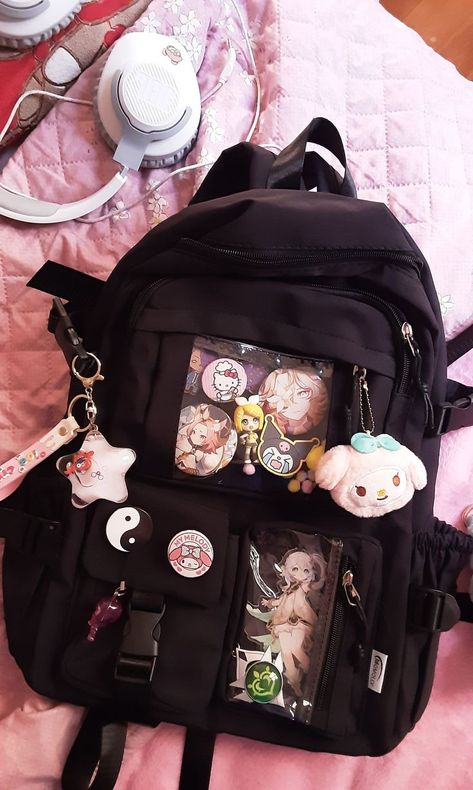 Kawaii Ita Bag, Decorated Backpack Aesthetic, Backpack Display Ideas, Ita Bag Aesthetic, Backpack Decoration Ideas, Aesthetic Bags For School, Cute Bags For School, Backpack With Keychain, Randoseru Backpacks