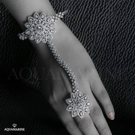 Pinterest: @cutipieanu Diamond Hathphool, Feet Bracelet, Marriage Jewellery, Bridesmaid Photoshoot, Hand Jewellery, Hand Harness, Silver Diamond Bracelet, Creative Jewelry Photography, Diamond Jewelry Set