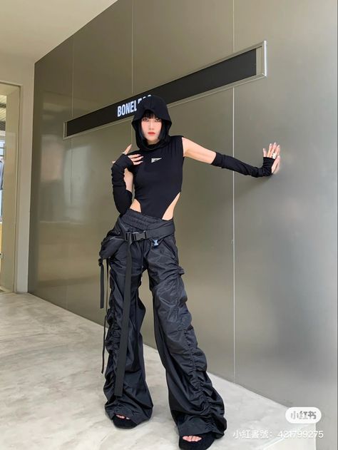 Matrix Rave Outfit, Kpop Rave Outfits, Black Cybercore Outfit, Aespacore Outfits, Kpop Festival Outfit, Dark Futuristic Fashion, Futuristic Outfits Aesthetic, Futuristic Outfit Ideas, Cyberpunk Aesthetic Fashion