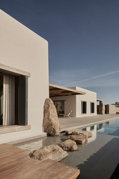 K Studio builds stone and timber holiday house on Mykonos Villa Mandra, Greece Design, Mykonos Villas, Greek Villas, Studio Build, Casa Vintage, Summer Living, Mykonos Greece, Design Hotel