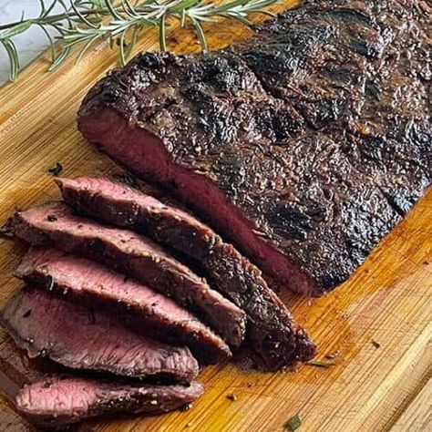 Flat Iron Steak Recipes, Cast Iron Skillet Recipes Dinner, Smoked Tri Tip, London Broil Recipes, Steak In Oven, Oven Recipe, Iron Skillet Recipes, Flat Iron Steak, Cast Iron Skillet Recipes