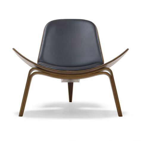 CH07 Shell Chair designed by Hans J. Wegner for Carl Hansen and Son Icona Pop, Carl Hansen & Son, Danish Furniture Design, Sofa Lounge, Tadao Ando, Carl Hansen, Hans J Wegner, Shell Chair, Hans Wegner