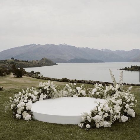 Semi Circle Wedding Altar, Outdoor Grass Wedding Ceremony, Circle Of Love Weddings Ceremony, Ceremony Platform Wedding, Round Wedding Altar, Modern Beach Ceremony, Wedding Alter Platform, Minimalist Wedding Altar Outdoor, Outdoor Wedding Platform