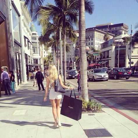 rodeo drive? check...but not for shopping :/ one day... La Girl Aesthetic, La Aesthetic, Oc California, Los Angeles Aesthetic, La Girls, Super Rich Kids, Cali Girl, Victoria's Secret Angel, Rodeo Drive