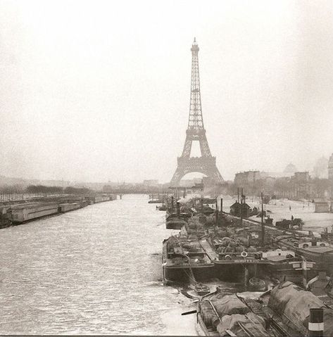 Amazing Vintage Photographs of Paris Through Roger-Viollet's Lens ~ Vintage Everyday Torre Eiffel Paris, Paris History, City Of Paris, Paris Tour Eiffel, Classic Photography, La Seine, Old Paris, Paris Vintage, Paris Pictures