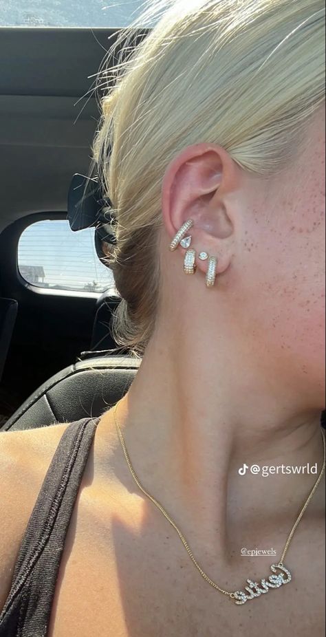 Multiple Ear Piercings Classy, Elegant Earring Stack, Ear Stacking Ideas, Gold Ear Stack, Ear Stacking, Minimalist Ear Piercings, Earring Stack, Pretty Ear Piercings, Wrist Jewelry