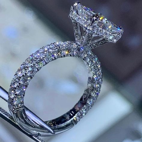 Huge Diamond Ring, Extravagant Wedding Rings, Extravagant Engagement Rings, Expensive Wedding Rings, Expensive Wedding, Cute Promise Rings, Big Wedding Rings, Big Engagement Rings, Luxury Wedding Rings