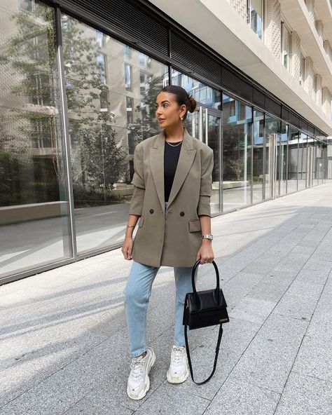 Khaki Blazer Outfit Women, Blazer And Sneakers Outfit, Khaki Blazer Outfit, Blazer Outfit Ideas For Women, Summer Blazer Outfits, Green Blazer Outfit, Blazer Outfit Ideas, Khakis Outfit, Look Zara