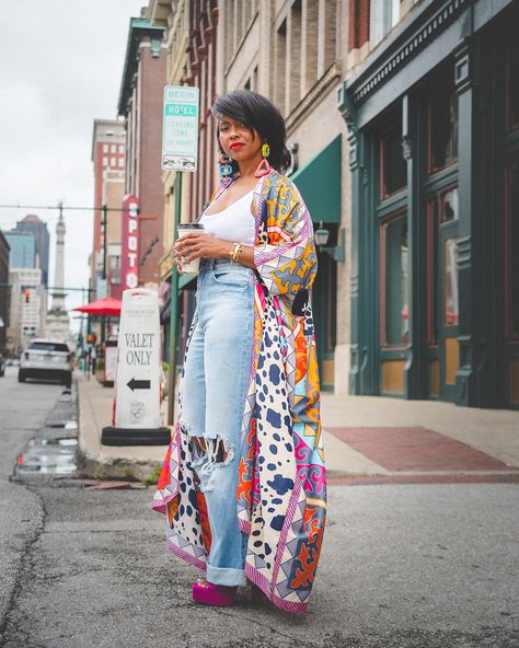 Kimono style, Sweenee style, how to wear kimono, outfit idea, distressed denim Kimono Sneakers Outfit, Kimono Robe Outfit, Styling A Kimono, How To Wear Kimono, Denim Kimono, Sweenee Style, Kimono Outfit, Boho Minimalist, African Print Dresses