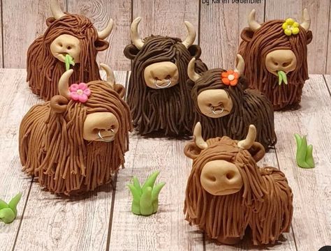 Cattle Cake, Fimo Animals, Cow Cakes, Sweet Sixteen Birthday Party Ideas, Farm Cow, Highland Cows, Dry Air, Creature Artwork, Highland Cattle