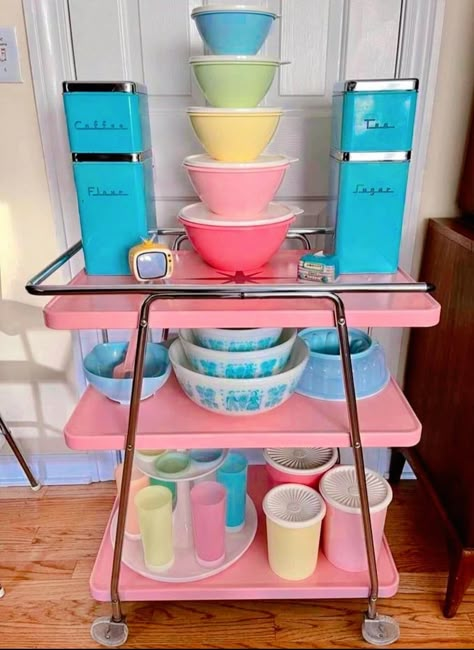 Kitschy Kitchen Decor, 50s Home, Retro Kitchen Appliances, Inviting Kitchen, Quirky Kitchen, Retro Kitchenware, Kitschy Kitchen, Mcm Decor, Quirky Decor