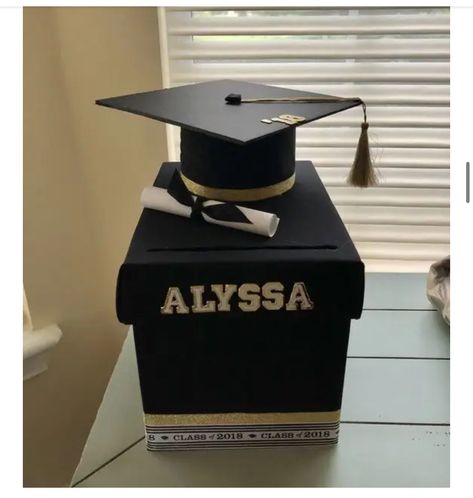 Grad Party Ideas Centerpieces, Graduation Boy Party Ideas, Black Gold And White Graduation Party, Graduation Party Gift Table Ideas, Graduation Party Ideas Gold And Black, Black And Gold Graduation Centerpieces, Senior Party Decorations, Graduation Table Decorations Ideas, College Graduation Decoration Ideas