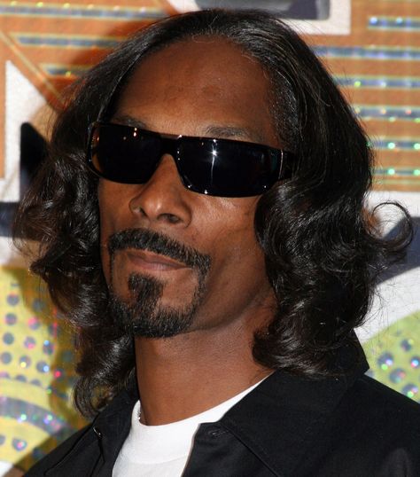 17 Photos That Prove Snoop Dogg Has The Greatest Hair Of All Time Bootsy Collins, Disco Fashion, Men's Long Hairstyles, 90s Hip Hop Fashion, Snoop Dog, Black Men Hairstyles, Gangsta Rap, Roller Set, Silk Press