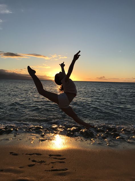 Gymnastics Sunset, Gymnastic Aesthetic, Beach Gymnastics, Gymnastics Aesthetic, Dance Picture Poses, Kids Gymnastics, Gymnastics Skills, Beach Instagram Pictures, Dance Photography Poses