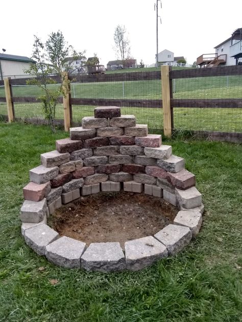 Diy Stone Patio, Easy Garden Ideas, Diy Backyard Fence, Brick Fire Pit, Outdoor Fire Pit Designs, Fire Pit Landscaping, Backyard Fireplace, Stone Fire Pit, Diy Backyard Landscaping