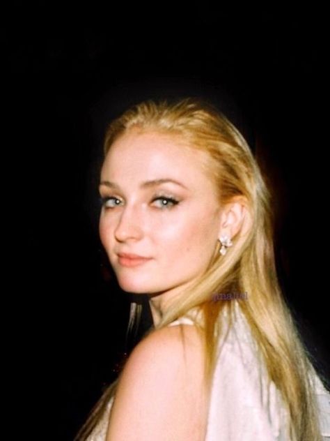 Sophie Turner Wallpaper, Sophie Turner Tattoo, Sofie Turner, Sophia Turner, Hair Blond, Sansa Stark, Celebrities Humor, Hbo Series, Joe Jonas