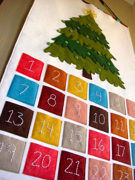 Christmas tree advent calendar - I like the embroidered numbers . . . nativity instead of tree?? Felt Advent Calendar, Advent Calenders, Diy Calendar, Diy Advent Calendar, Christmas Advent Calendar, Christmas Sewing, Christmas Advent, Felt Christmas, Felt Ornaments