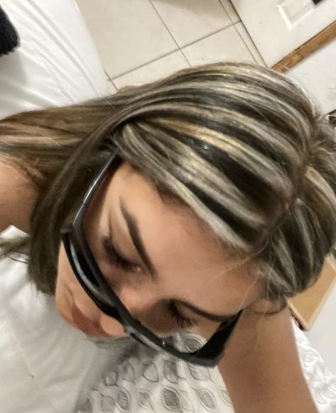 Black Hair With Blonde Highlights 2000s, Ash Blonde Highlights Black Hair, Chunky Highlights Balayage, Brown Hair With Chunky Blonde Highlights Y2k, Chunky Brunette Highlights, 2000 Highlights Hair, Y2k Blonde Highlights, Y2k Skunk Hair, Blond Streaks In Dark Hair