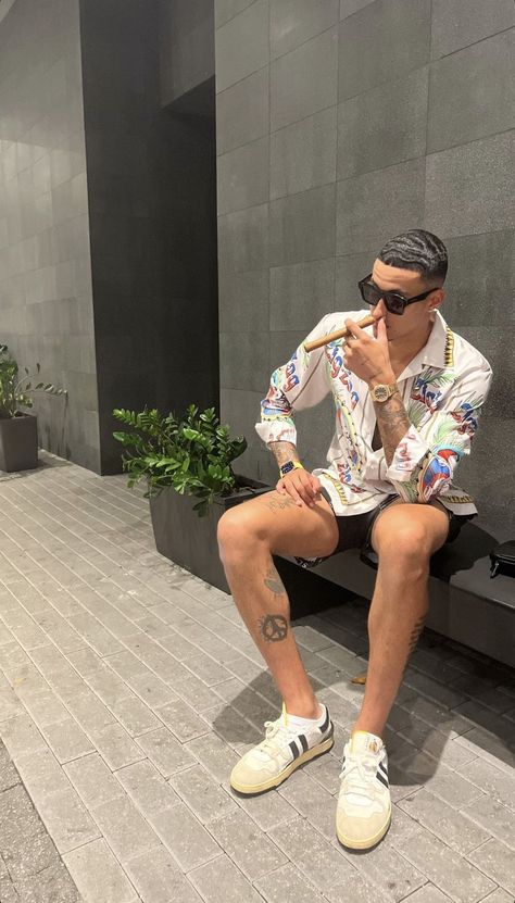 Kyle Kuzma Fashion, Frames Design Graphic, Frames Design, Kyle Kuzma, Donny Pangilinan, Nba Outfit, Nba Fashion, Black Men Fashion Casual, Basketball Player