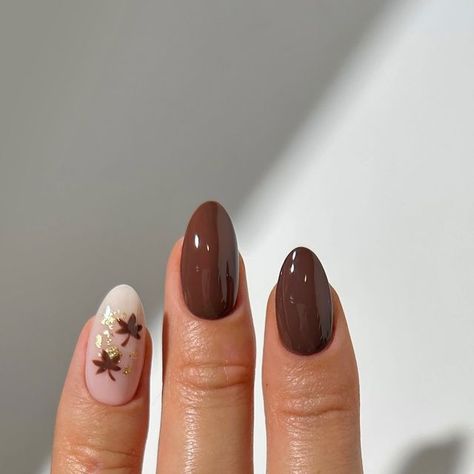 Marnie ♡ on Instagram: "minimal autumnal leaves with flecks of gold 🍂🍁🌰🍯✨

rings from @luvaj 🫶

#nails #nailinspo #nailart #naildesign #autumnnails #brownnails #fallnails" Leave Nails Fall, Nails Thanksgiving, Nailinspo Nailart, Holiday Nail, Thanksgiving Nails, Brown Nails, Holiday Nails, Nail Ideas, Nail Inspo