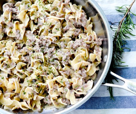 This beef stroganoff is a lightened up version of the classic dish. Cooked ground beef simmered in a sauce with Greek Yogurt and cream of mushroom soup and topped over egg noodles. Weight Watchers Beef Stroganoff Recipe, Crockpot Stroganoff, Weight Watchers Meals Dinner, Ground Beef Stroganoff, Weight Watcher Dinners, Stroganoff Recipe, Weight Watchers Diet, Beef Stroganoff, 21 Day Fix