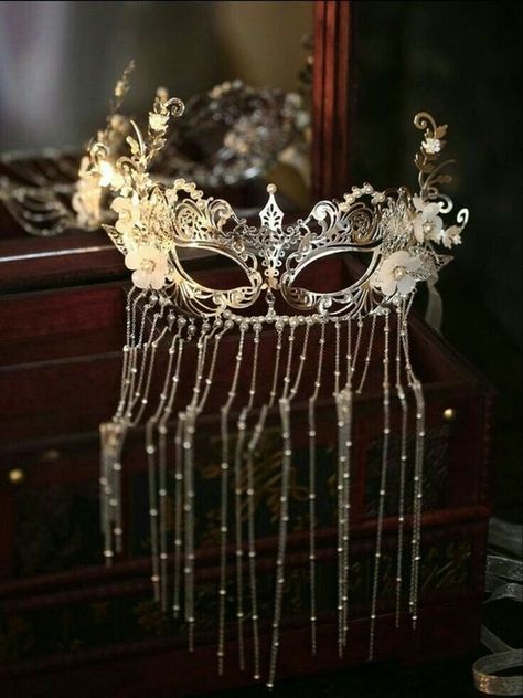 Mascarade Party Outfit, Masquerade Ball Outfits, Gaudy Jewelry, Pretty Trinkets, Masquerade Mask Women, Pearl Mask, Masquerade Ball Masks, Beautiful Masks, Masquerade Ball Gowns