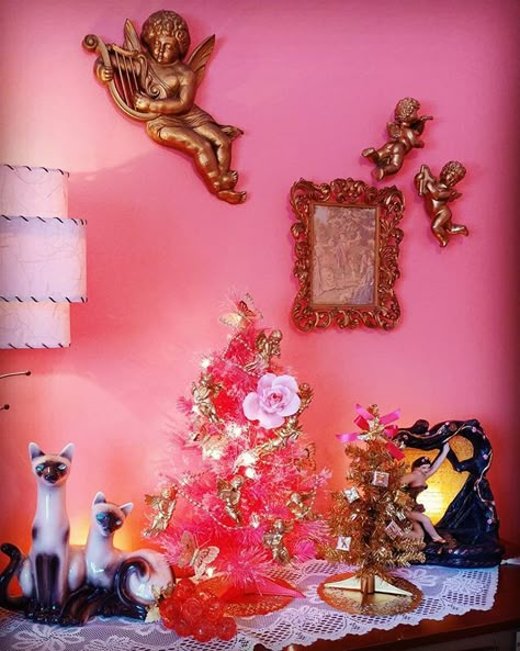 Madonna Inn Bathroom, Madonna Hotel, Cupid Decor, Madonna Inn Rooms, Valentine Aesthetic, Tiny Trees, Madonna Inn, Glam House, Home Nails