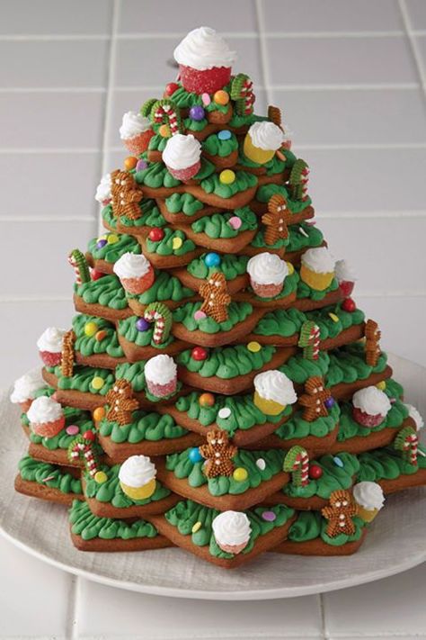 Use gingerbread cookie stars to assemble this gorgeous Christmas tree decorated with icing-covered gumdrops, sprinkles, and lots of frosting.   #christmas #party #diyhomedecor #love #inspiration #diy #homeinspo #christmascrafts #handmade Christmas Cafe, Gingerbread Designs, Christmas Tree Food, Cool Gingerbread Houses, Gingerbread Christmas Tree, 3d Christmas Tree, Gingerbread House Decorations, Gingerbread Decorations, Candy House