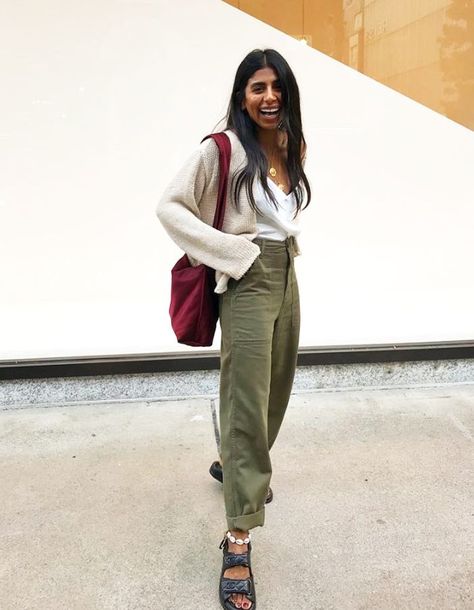 Khaki Trousers Outfit, Green Trousers Outfit, Zara Outfit Ideas, Beige Jumper, Khaki Pants Outfit, Dad Sandals, Trouser Outfit, Khaki Trousers, Zara Outfit