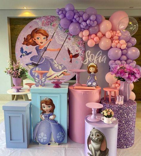 1.630 curtidas, 18 comentários - DECORAÇÃO DE FESTAS GOIÂNIA (@festinha_express) no Instagram: “Princesa Sofia , para outra princesa chamada Sofia 👑 #decoracaodefestagoiania…” Princess Sofia Birthday Theme, Sofia Theme Birthday Party Decorations, Sophia The First Birthday Party Ideas, Princess Sofia Birthday Party Ideas, Princess Sofia Birthday, Princess Sofia Party, Sofia The First Birthday Party, Unique Baby Shower Themes, Childrens Party Decorations