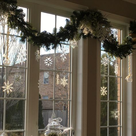 Christmas Decors For Windows, Christmas Decorations Window Sill, Christmas Decor Big Windows, Glass Window Christmas Decor Ideas, Christmas Window Ledge Decor, Big Window Christmas Decor, Window Ledge Christmas Decor, Christmas Dorm Room Decor, Picture Window Christmas Decorations