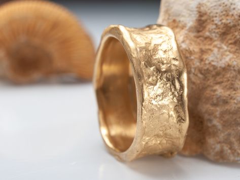 Organic form meets expert craftsmanship with this stunning solid 18K gold women's wedding band. A subtle yet sensational statement, this piece has an apparent weight and impressive width with naturally undulating sides and a rough-textured surface. Each ring is handcrafted and one of kind just like the singular union they represent. ◈ DETAILS SKU- R810 Weight: about 10g Width: 9-9.5mm Thickness: 2mm NOT FULL INSIDE! ◈ MATERIAL 18K Solid Gold ◈ ALSO AVAILABLE IN 14K Yellow, rose and white gold 18K Yellow, Rose and White Gold 22K Solid Yellow gold ◈ ENGRAVING is optional for $7 per letter/number/character. Please pay using the engraving order form at this link: https://www.etsy.com/il-en/listing/1067854382/personalisation-engravings?ref=shop_home_active_1&frs=1&crt=1 Please note that engrave Wide Wedding Bands For Women, Men’s Ring, Gold Wedding Ring For Men, Organic Gold Ring, Hammered Gold Wedding Band, Unique Gold Wedding Rings, Thick Band Ring, Thick Gold Ring, Wide Gold Ring