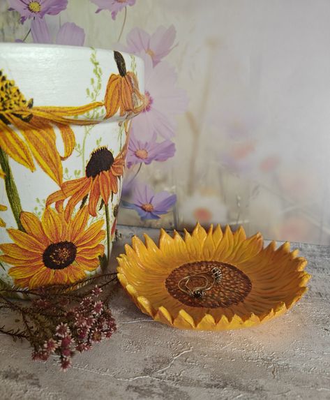 Sunflower Trinket Dish,Sunflower Ring Dish,Jewellery storage dish, Gift Trinket Dish, Hand made Sunflower,Cold clay jewellery plate,Art Dish by DDcreativityStore on Etsy Clay Trinket Tray, Jewellery Plate, Ring Plate, Ring Tray, Sunflower Ring, Clay Jewellery, Plate Art, Trinket Tray, Jewellery Storage