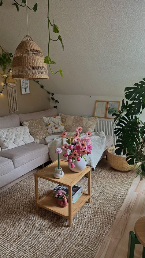 Minimal Boho Apartment, Flower Aesthetic Living Room, Colour Home, Cozy Livingroom Aesthetic, Big Lounge Ideas, Cozy Interior Decor, Living Room Rug Aesthetic, Apartment Living Room With Carpet, Living Room Inspiration Carpet