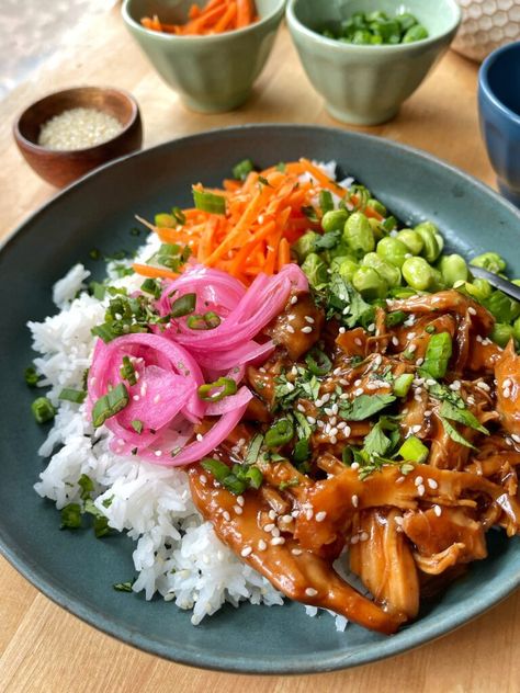 Honey Garlic Chicken Bowls - onebalancedlife.com Edamame Chicken Bowl, Chicken Edamame Bowl, Honey Garlic Chicken Bowl, Shredded Chicken Bowls, Honey Garlic Chicken Sauce, Chicken Bowls Healthy, Sauteed Zucchini And Squash, Bowls Healthy, Lunch Club