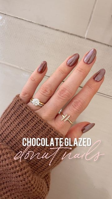 Chocolate Glazed Chrome Nails, Fall Polished Nails, September Nails Tan Skin, Chocolate Glazed Donut Nails Coffin, Chocolate Chrome Almond Nails, Chocolate Glazed Donut Nail Polish, Fall Glossy Nails, Toffe Chrome Nails, Dark Brown Glazed Donut Nails