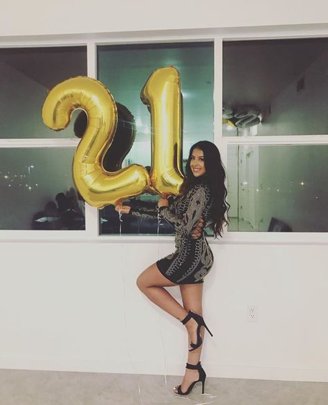 Posing With Number Balloons, Birthday Poses With Number Balloons, Photoshoot With Number Balloons, Poses With Balloons Birthday Photos, Birthday Number Balloons Photo Ideas, 21st Birthday Photoshoot Poses, Poses With Balloons, 21 Bday Photoshoot Ideas, Number Balloons Photoshoot