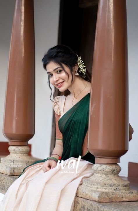 Half Saree Photoshoot, Saree Tamil, Female Modeling Poses, Onam Outfits, Female Portrait Poses, Hair Style On Saree, Simple Saree Designs, Romantic Couple Images, Traditional Hairstyle