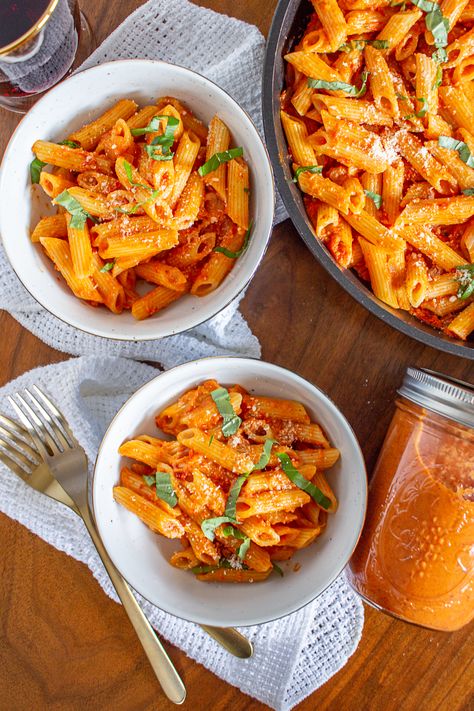 Roasted Tomato Vodka Sauce 5 Roma Tomato Recipes, Tomato Vodka Sauce, Creamy Vodka Sauce, Vodka Sauce Recipe, Fresh Recipe, Oven Roasted Tomatoes, Low Carb Meatballs, Tomato Basil Sauce, Basil Sauce