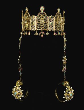 A gem-set gold head-dress with a pair of ceremonial earrings (Khros), Morocco, 18th Century Fire And Blood, Moroccan Jewelry, Ancient Jewellery, Historical Jewellery, Ancient Jewelry, Crown Jewels, Royal Jewels, Pink Gemstones, Hair Ornaments