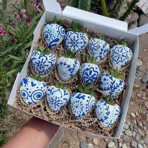 mexican talavera inspired ☀️💙 - - - - - - #chocolatecoveredstrawberries #milkchocolate #cakepops #cakesicles #breakableheart #chocolatebreakableheart #talaveraberries #talaverastrawberries #talaveracake #talaveramexicana #smallbusiness #smallbusinessowner #supportsmallbusiness #talavera #mexican #talaveratreats #strawberries #smallbusiness #foryoupage #explore #explorepage #foryou #colormill #559 #559treats#reel#reelofinstagram Mexican Theme Dessert Ideas, Talavera Party Ideas, Miffy Party, October Treats, Hispanic Wedding, Mexican Fiesta Bridal Shower, Gourmet Candy Apples, Breakable Chocolate, Pink Snacks